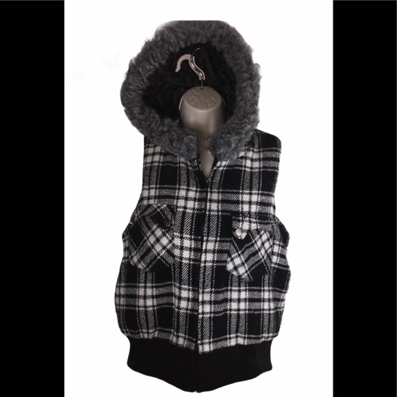 Wet Seal Jackets & Blazers - 🎈 Wet Seal vest with hood🎈